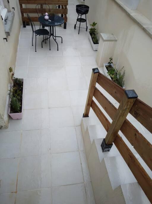 Appartement Cosy Avec Terrasse Vaux-Sur-Seine Luaran gambar